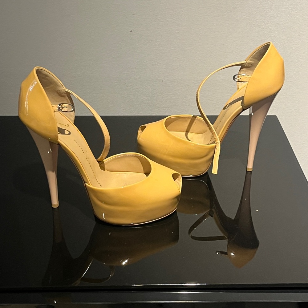 Giuseppe Zanotti beige peep toe heels
